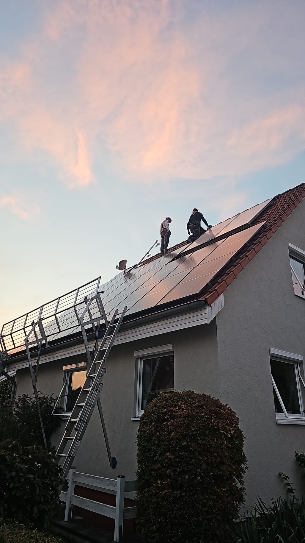Solarmontage bei Sonnenuntergang – nachhaltige Energie mit Ausblick