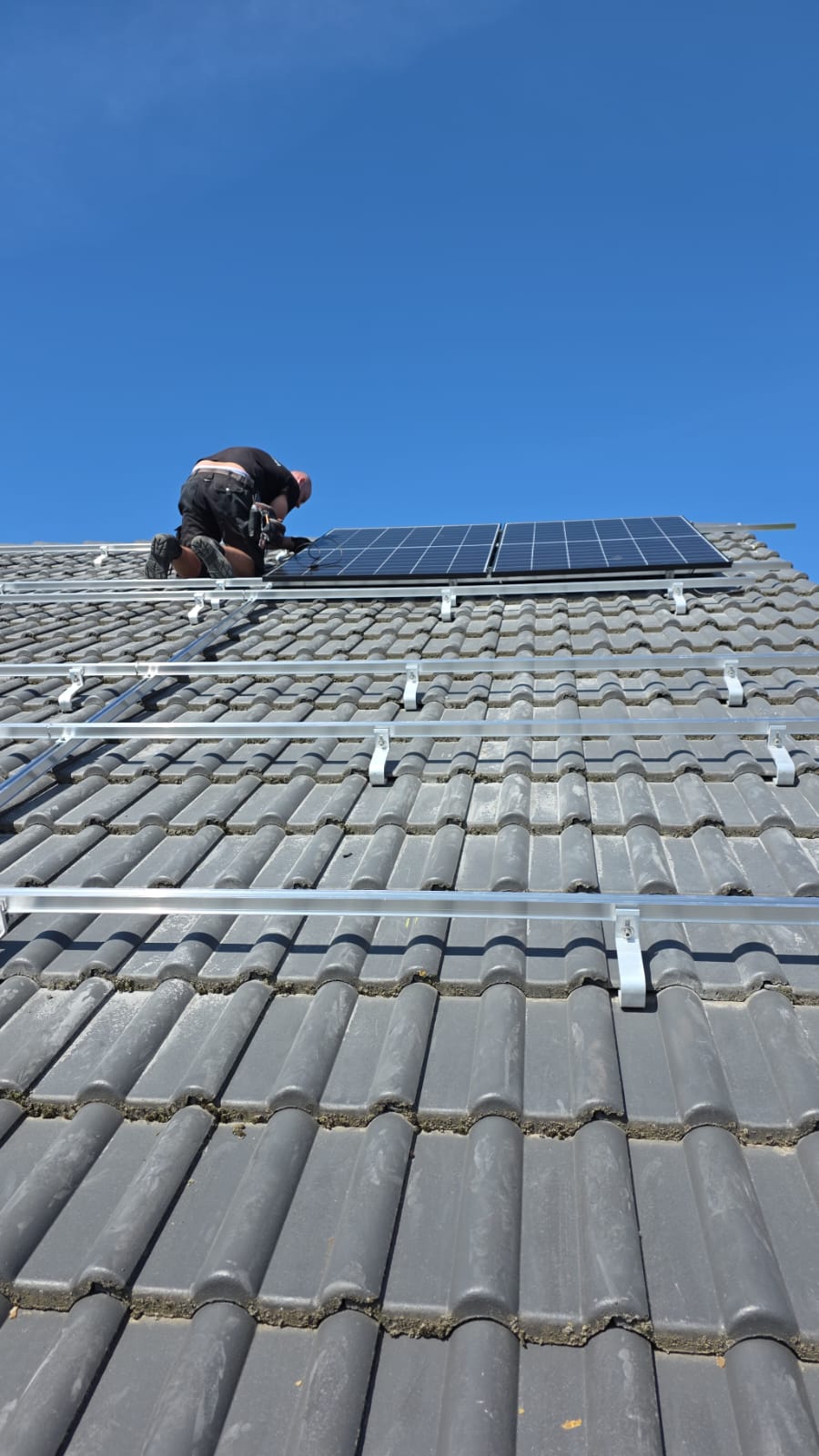 Arbeiten bei Sonnenschein – eine weitere Solaranlage entsteht